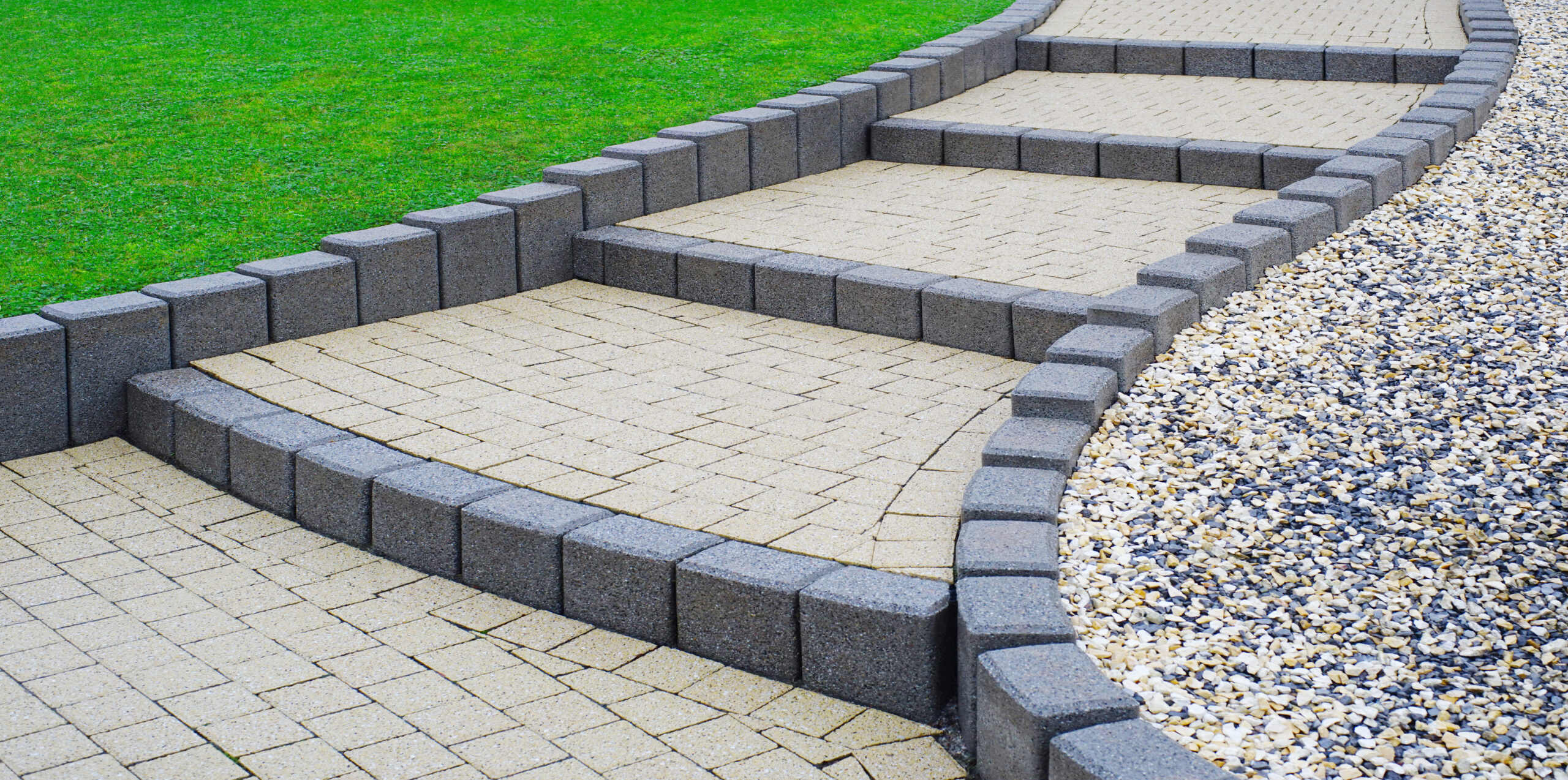 Flache Außentreppe Gartentreppe aus Betonsteinpflaster - Flat external stairs Garden stairs made of concrete block paving
